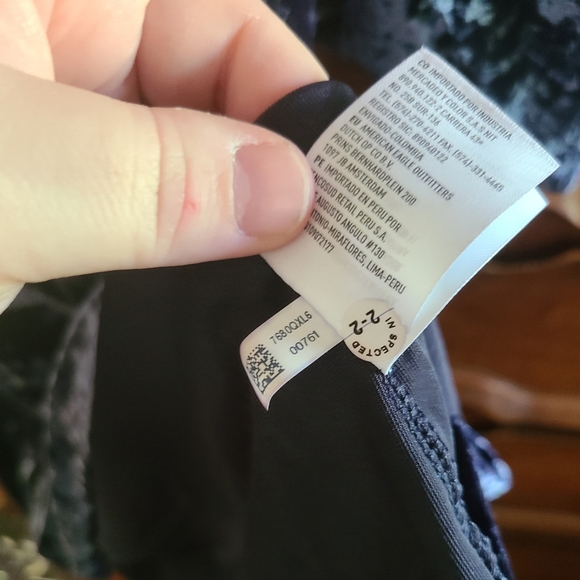 BOGO FREE AMERICAN EAGLE Velvet Navy Cold Shoulder Top with Raw Hemline sleeves - Picture 6 of 6